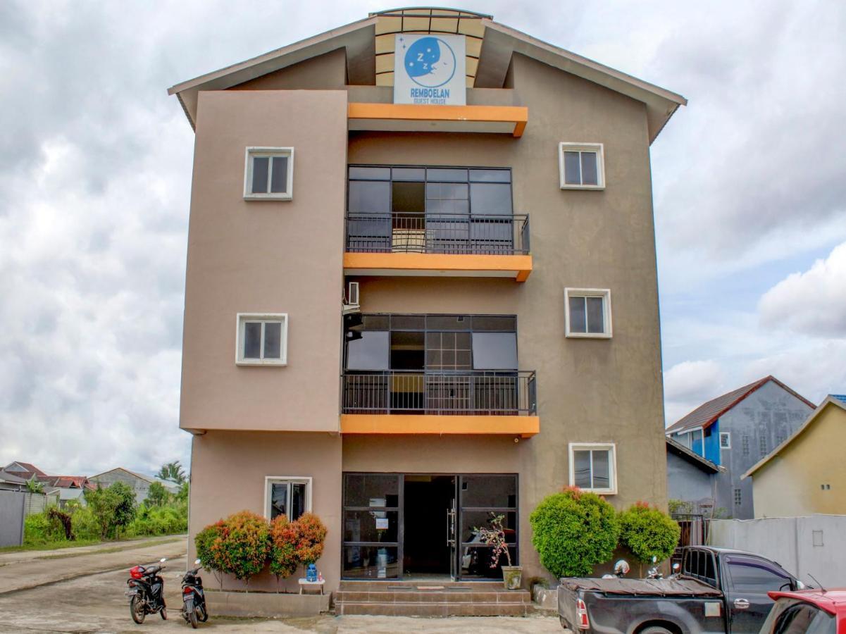 Oyo 90162 Remboelan Guest House Sungai Lutus Екстериор снимка